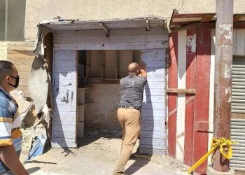 إزالة ٣ أكشاك مخالفة وإحالة ٥ من العاملين للتحقيق بالوحدة الصحية بالدلنجات .