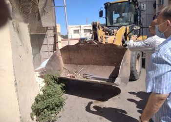  رئيس حي المناخ يتابع أعمال إزالة التعديات على املاك الدولة والمبانى المخالفة بالحي