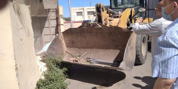 رئيس حي المناخ يتابع أعمال إزالة التعديات على املاك الدولة والمبانى المخالفة بالحي