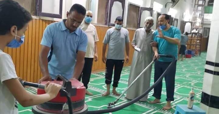 شباب بيت المال بقرية عياش مركز المحلة في حملة تطهير وتعقيم للمساجد