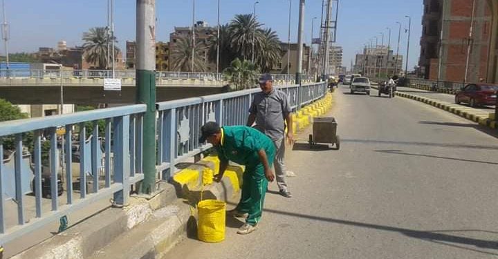 إستمرار حملات النظافة ودهان رصيف كوبري الباجور