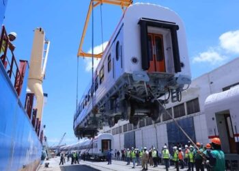 وزير النقل يتابع استكمال أعمال تنزيل الدفعة الاولى من عربات الركاب الجديدة بميناء الإسكندرية