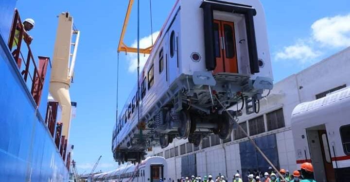 وزير النقل يتابع استكمال أعمال تنزيل الدفعة الاولى من عربات الركاب الجديدة بميناء الإسكندرية