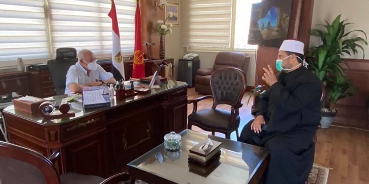 محافظ بورسعيد يستقبل مدير مديرية الأوقاف لبحث استعدادات فتح المساجد غدا