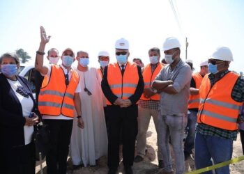 محافظ قنا يتفقد الأعمال الإنشائية بمحطتىّ مياه الشرب بقريتي الشاورية والرحمانية بمركز نجع حمادى