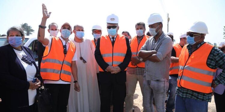 محافظ قنا يتفقد الأعمال الإنشائية بمحطتىّ مياه الشرب بقريتي الشاورية والرحمانية بمركز نجع حمادى