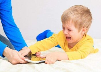 ابنى بيدخل على اليوتيوب بمهارة