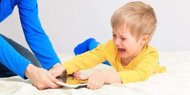 ابنى بيدخل على اليوتيوب بمهارة