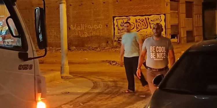 اكرامى جمعة يقوم بمبادرة تطهير وتعقيم شوارع دمنهور