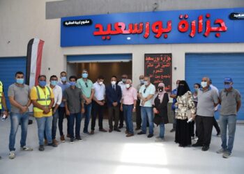 محافظ بورسعيد يتفقد سوق الخضار الجديد ويشاهد نموذج لإحدى محلات الجزارة والخضروات .