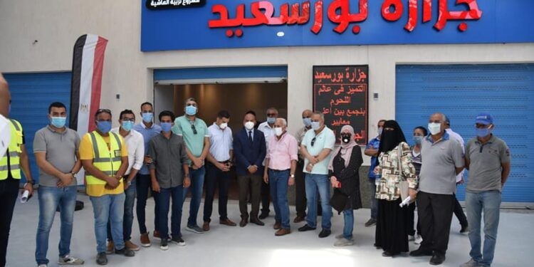 محافظ بورسعيد يتفقد سوق الخضار الجديد ويشاهد نموذج لإحدى محلات الجزارة والخضروات .