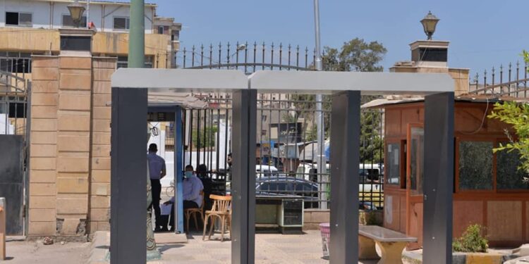 تركيب بوابات تعقيم ذاتية بالمدخل الرئيسي وكليات جامعة كفرالشيخ