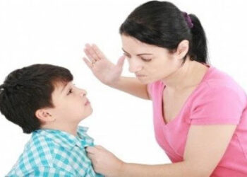 توجيه الطفل باللين أفضل من سلبيات ضربه