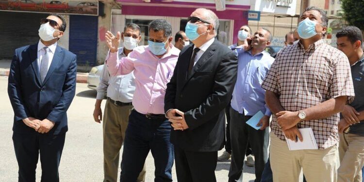 محافظ قنا يتابع إزالة عدد من الأدوار المخالفة في ٥ أبراج بمدينة نجع حمادى