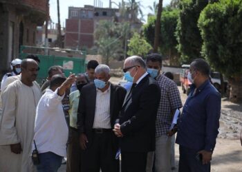 محافظ قنا يوجه بإزالة المخلفات بترعة الترامسة