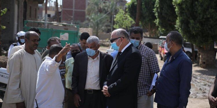 محافظ قنا يوجه بإزالة المخلفات بترعة الترامسة