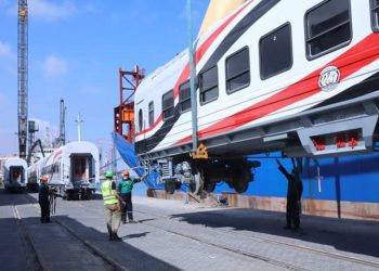 وزير النقل يعلن وصول الدفعة الأولى من عربات الركاب الجديدة إلى ميناء الإسكندرية