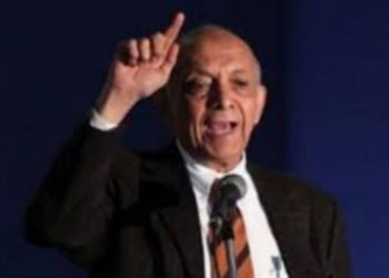 علامات الزمن على وجهه المضيء