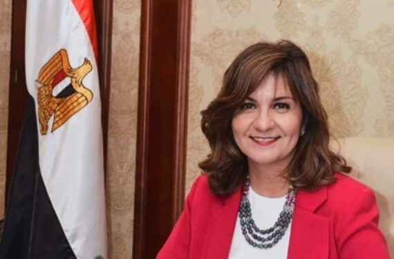 نبيلة مكرم “تشيد بتنظيم المصريين في الخارج وقفات احتفالا بـ٣٠ يونيو