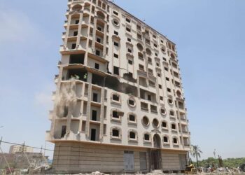 محافظ سوهاج ومدير الأمن يقودان حملة مكبرة لإزالة برج مخالف بجرجا