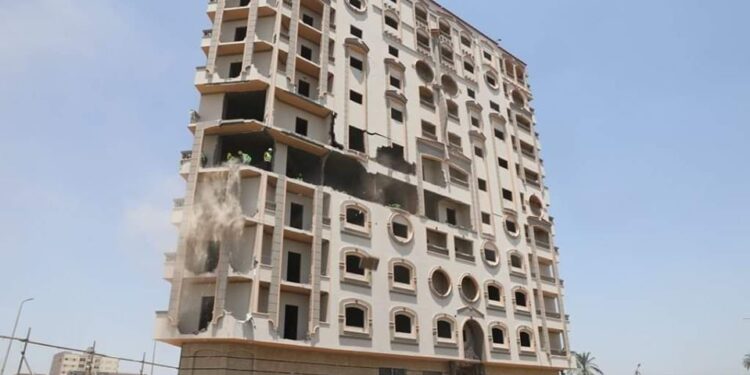 محافظ سوهاج ومدير الأمن يقودان حملة مكبرة لإزالة برج مخالف بجرجا