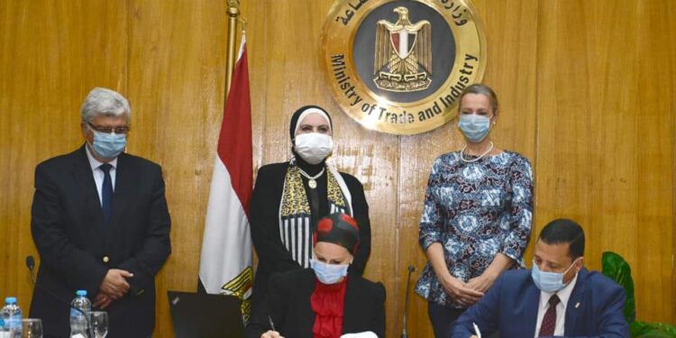 “نيفين جامع” إنشاء منصة الكترونية لتبادل المخلفات الصناعية ومركز متخصص لتبنى أفكار