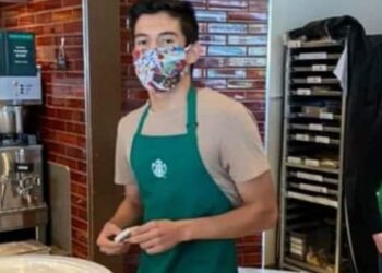 بسبب مطالبته لإحدي السيدات بأرتداء الكمامة.. عامل بإحدي الكافيهات الشهيرة يربح 32000 دولار حتي الان