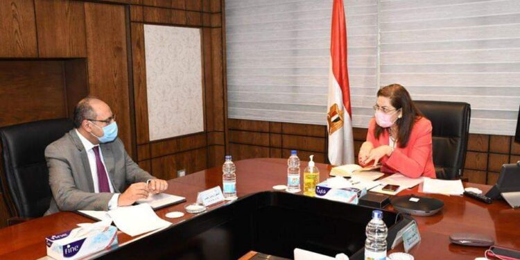 وزيرة التخطيط والتنمية الاقتصادية تلتقي مستشار رئيس منظمة العمل الدولية لمناقشة برامج التعاون الحالية بين الجانبين