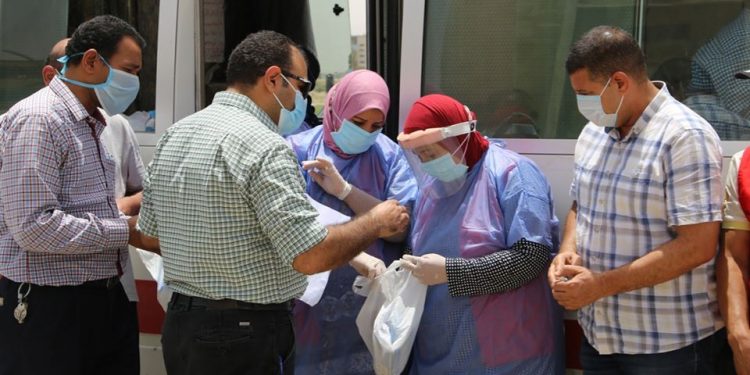 بالسويس توصيل العلاج لحالات العزل المنزلي