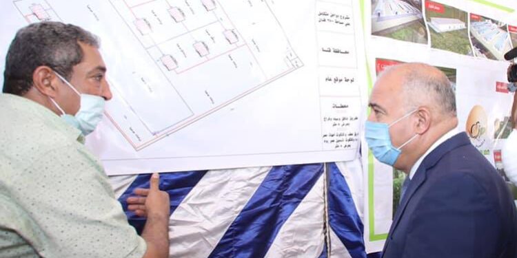 محافظ قنا يشهد تسليم موقع إنشاء أكبر مجمع داجني بالمحافظة على مساحة 2500 فدان بالمراشدة