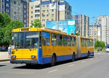 بالفيديو : مسلح يحتجز 20 راكبا كرهائن فى حافلة بغرب أوكرانيا