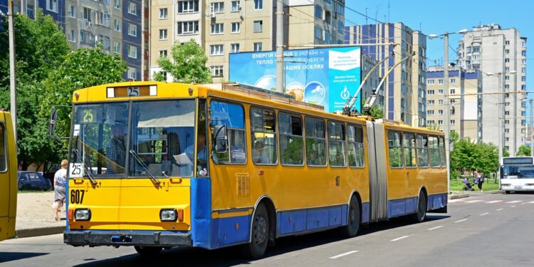 بالفيديو : مسلح يحتجز 20 راكبا كرهائن فى حافلة بغرب أوكرانيا