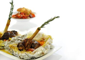 ورقة لحم مع الخضار… موزات ضأن بالبهارات في الفرن