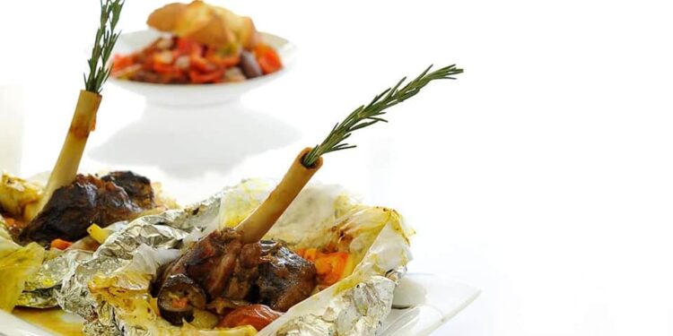 ورقة لحم مع الخضار… موزات ضأن بالبهارات في الفرن