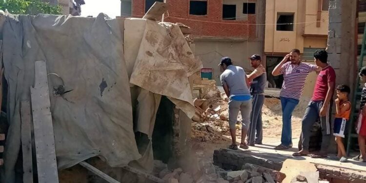 اللواء أحمد قاسم رئيس حى الضواحى يستمر في أعمال ازاله التعديات على أملاك الدولة