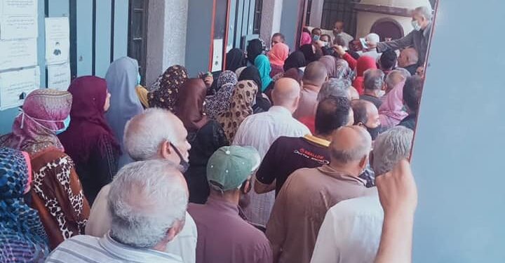 استغاثه أحد المواطنين من تضرر غياب موظفي بنك ناصر بسوق الجمله رغم تكدس المواطنين