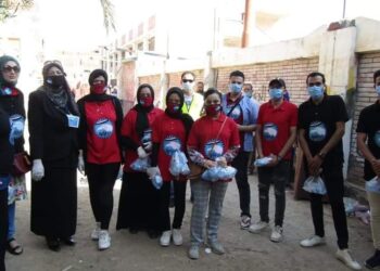 أمانة المرأة بالتعاون مع أمانة قطاع الأعمال بالمحافظة يوزعون مطهرات وكمامات على طلبة الثانوية العامة