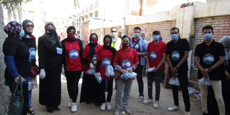 أمانة المرأة بالتعاون مع أمانة قطاع الأعمال بالمحافظة يوزعون مطهرات وكمامات على طلبة الثانوية العامة