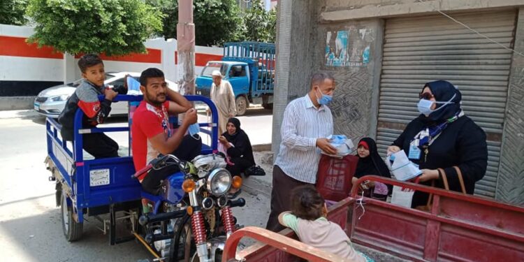 «هنوفرهالك بالمجان» مبادرة مستقبل وطن بأبولمطامير لتوزيع الكمامات على المواطنين