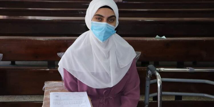 آية نصر “فتاة القطار” توجه الشكر لمؤسسة الأزهر جامعا وجامعة