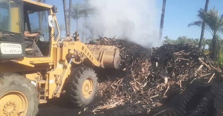 استمرار الحملات لإزالة مكامير الفحم بكفر البطيخ