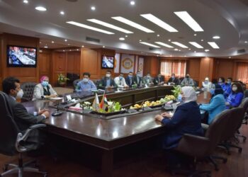 “أشرف صبحى ” يكرم متطوعي be safe