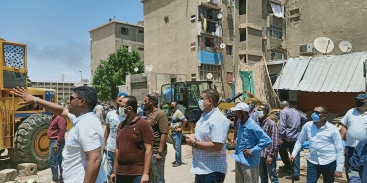 السويس بالصور : بدء الموجه 16 لتنفيذ قراراًت الازالة للاسواق العشوائيه بمدينة السادات و3عقارات داهمة الخطوره بشارع عرابي