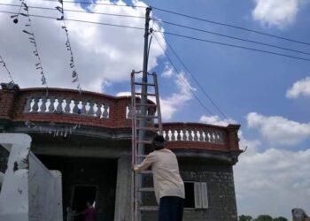 انهاء أعمال صيانة أعمدة الكهرباء بقرية بطورس بأبوحمص