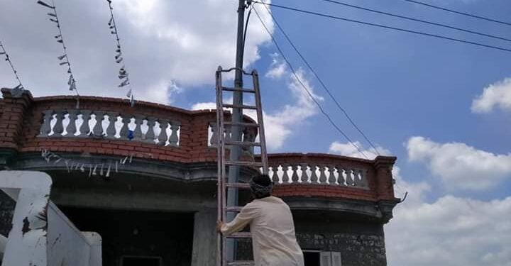 انهاء أعمال صيانة أعمدة الكهرباء بقرية بطورس بأبوحمص