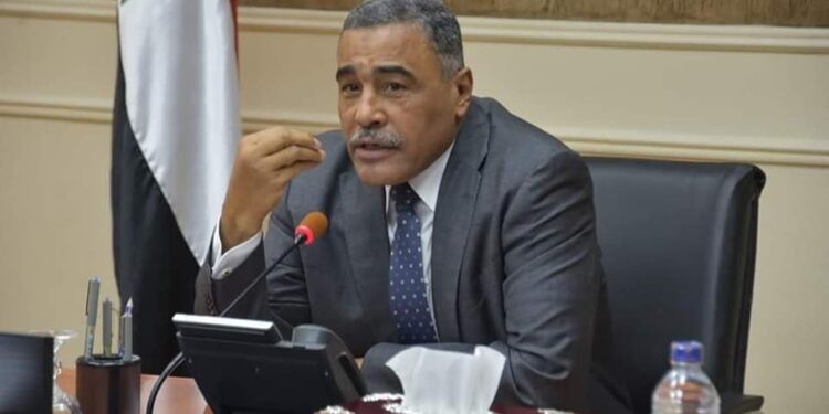 محافظ مطروح يتدخل فى شأن الإسراع من انتهاء بطاقات التموين لمحدود الدخل