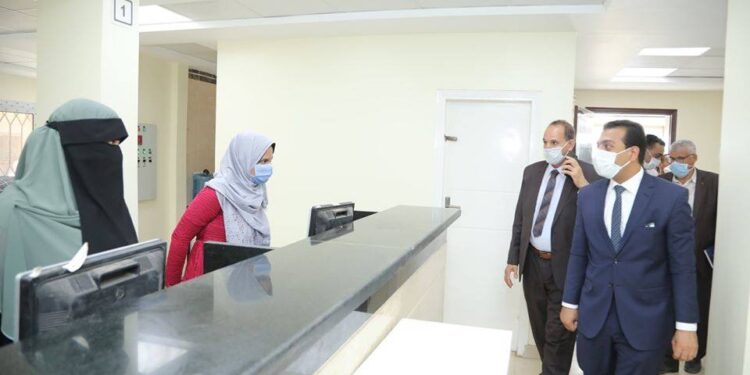 حازم عمر : يتفقد مركز خدمة المواطنين المطور لتقديم خدمات التموين