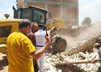 إزالة ١٠ حالات تعدي بمساحة ٣٠٠ م٢ بمركز ومدينة شبراخيت .