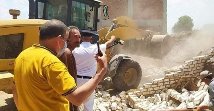 إزالة ١٠ حالات تعدي بمساحة ٣٠٠ م٢ بمركز ومدينة شبراخيت .