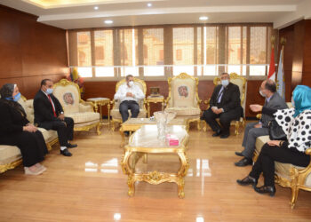 محافظ الغربيه تقف على مسافه واحده بين كل الاحزاب